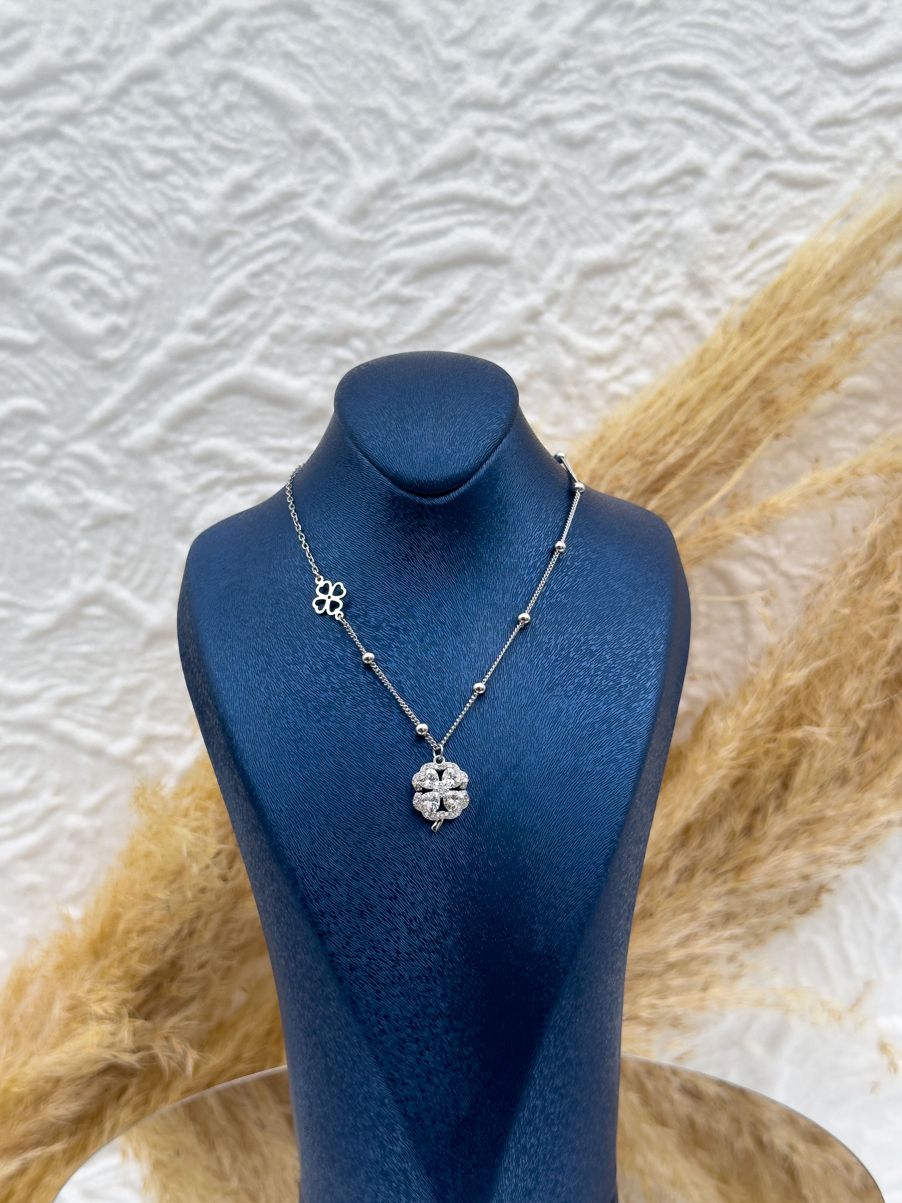 925 Ayar Gümüş Yonca Figürlü Taşlı Kadın Kolye – Şans ve Zarafet